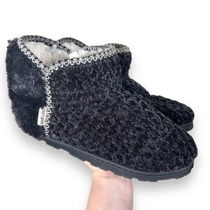 Women’s Muk Luks Black Velour Faux Fur Pull On Ankle Bootie Slippers Size 9 Wide